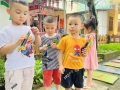 ☘Hôm nay các bạn nhỏ đã được tái hiện lại tuổi thơ làm con trâu bằng lá mít.
