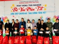 Cô Lan thay mặt Công ty TNHH tư vấn thiết kế xây dựng Tuấn Tú - Tổ 3, thị trấn Việt Quang cũng trao tặng 2.200đ cho các bé